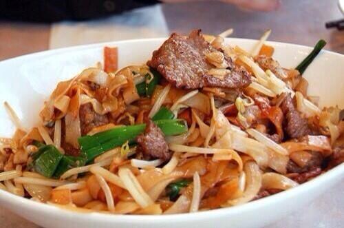 TheTinyMoran's tweet image. Fresh plate for @ToDieWithStyle 's dinner was left on the kitchen table as usual. She was asleep on the couch.