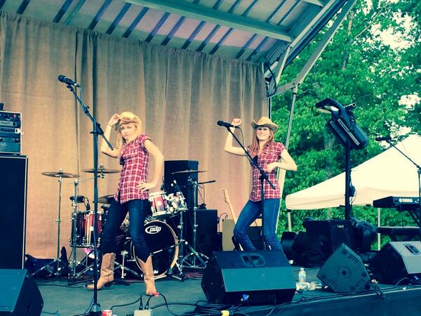 ElevatePerforms's tweet image. Our dancers leading guests in country line dances at a big corporate event tonight.