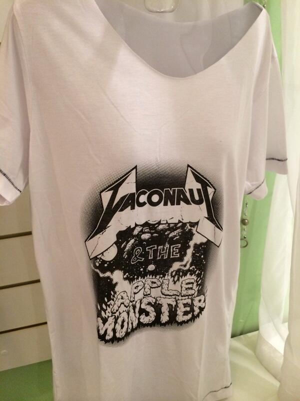 monstramaca's tweet photo. Só nesse domingo. Camiseta "Vaconaut &amp; The Apple Monster" por R$35 na tarde de autógrafos em Santo André! http://t.co/ThmZcEOkK2