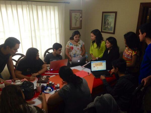 SomosNaranjas's tweet photo. Trabajando arduamente http://t.co/fe6TZ7xO7M