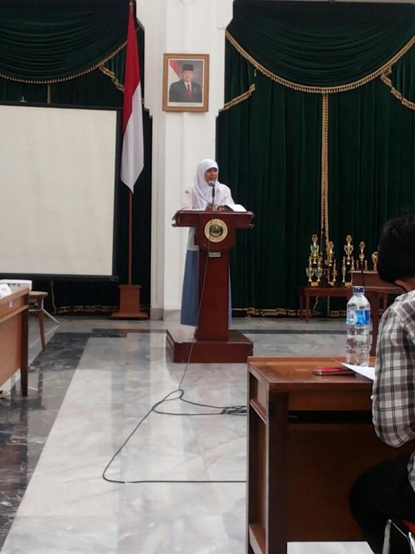 Pemaparan dari Tim Kontra "Studi Banding DPR ke Luar negeri" olh SMAN 1 Bogor