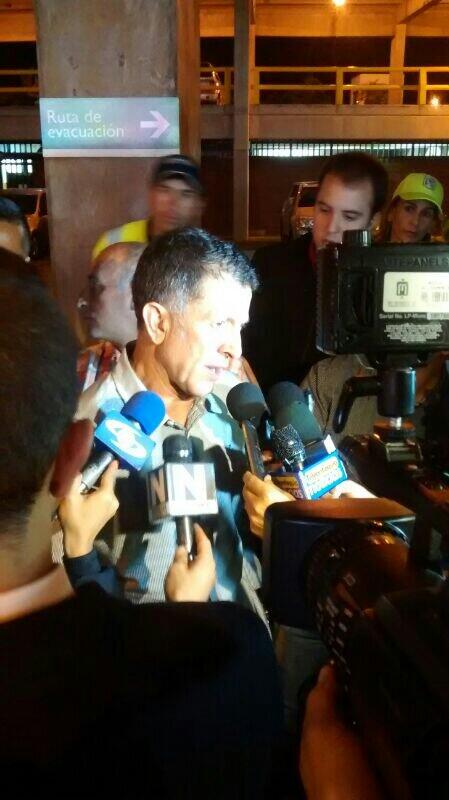 BlogVerdolaga's tweet photo. A pesar del cansancio después de la hazaña y del desgaste natural de un viaje largo, el profe atiende a los medios. http://t.co/zjm71gq8Yz