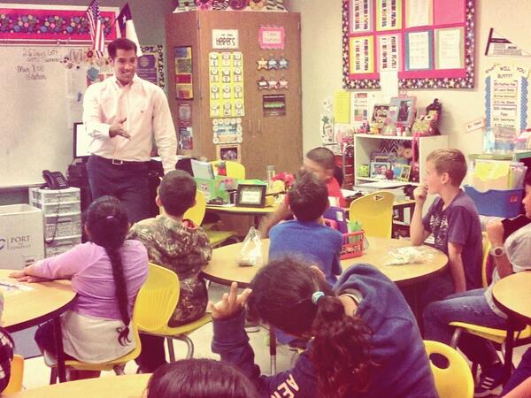 Mr_JCE's tweet image. Thanks Torres Elementary for inviting me to speak to your 4th graders today for #CareerDay! #VISD @VictoriaPIO