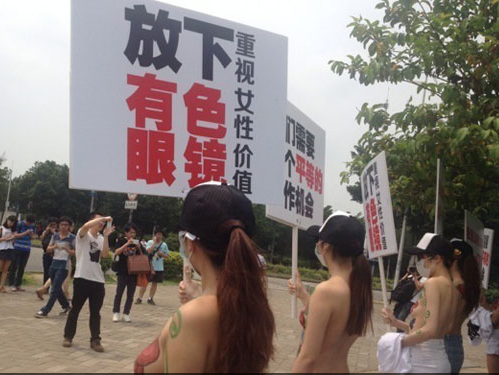 spasbay's tweet photo. May First, Labor's Days Holiday, It is full of Crowded person every where. Here is some ladies with nake. http://t.co/d9M2ckLLuP