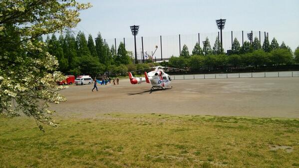 teotiger's tweet photo. テニス試合中にまたDrヘリ飛来、なかなか飛んでいかない！ http://t.co/FPGKN8Y9jl