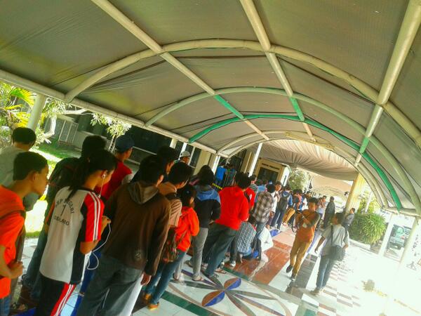 slimEvent's tweet photo. Sudah ramai guys di penukaran tiket http://t.co/GdlsCMdbMN