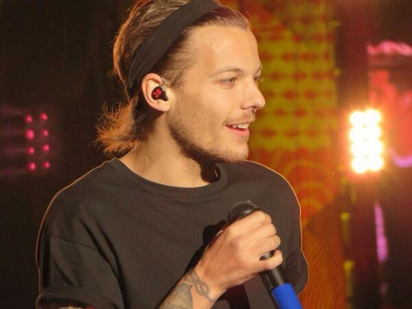 Spain_1D's tweet photo. Louis en el WWAT en Santiago, Chile. (01/05/2014) #1 http://t.co/dDTTnraggm