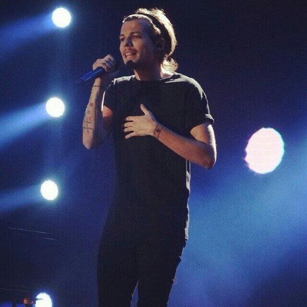Spain_1D's tweet photo. Louis en el WWAT en Santiago, Chile. (01/05/2014) #2 http://t.co/C2g9zhaFkQ