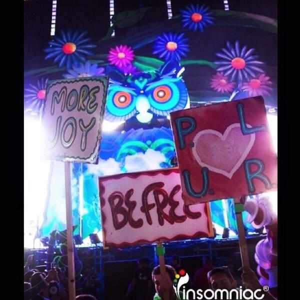 KineticHawaii's tweet photo. Can It be summer already please!!?? #summerlovin #edc #edclv #hiexpeditiontolv #raverock #aroh #kinetic http://t.co/H34ZvPNSEB