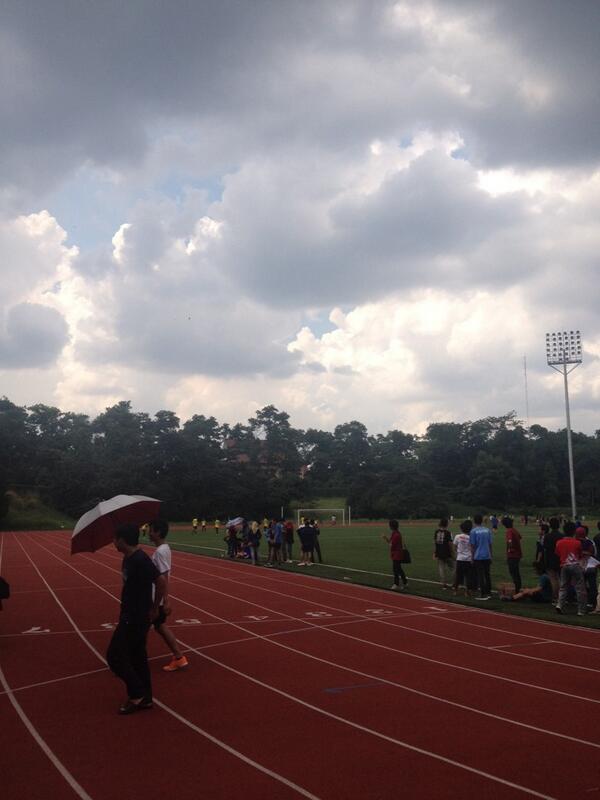 imm_ftui's tweet photo. di stadion mulai mendung nih, tapi tidak cintaku kepada warga mesin dong :) http://t.co/IHT7D5CXeK