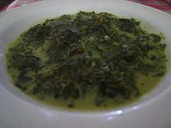HORAS_Semarang's tweet photo. Daun ubi tumbuk adl sayur singkong yg dihaluskan dan dimasak dg santan,bunga kecombrang, dan semacam tekokak. http://t.co/MIQWShpRDZ