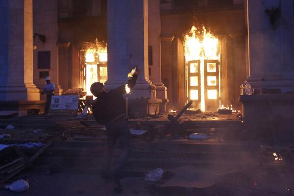 RT_com's tweet photo. Odessa graphic VIDEO: People burnt alive, suffocated in #Ukraine's Right Sector assault http://t.co/bd63RLrrBP http://t.co/vZLu0IlsWx