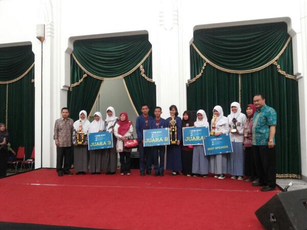 Para pemenang kompetisi debat nasional. Wohoooo congratsss!!!