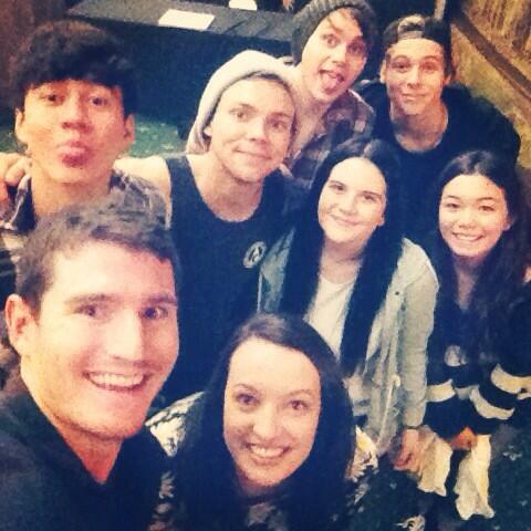 TheEdgeNights's tweet photo. Here's our selfie with @5SOS! Once we get 1000 RTs we'll start dishing out signed EPs!!! http://t.co/dCrTBHfQKw