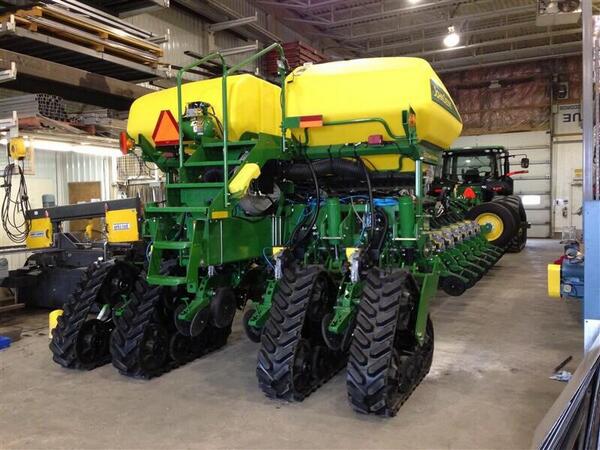 bigaljack's tweet photo. I WANT THAT ON MINE!"@luimnea: @bigaljack RT @TheChadColby: Check out this track system on JD 1770 planter http://t.co/S5Bj8NY62d"