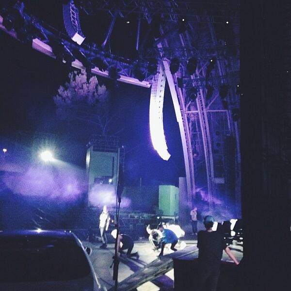 knockknock0408's tweet photo. EXO - KMF Rehearsals cr.flowsion http://t.co/lEjYkhF1xl
