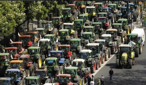 Een prachtige foto: de supporters van Guingamp zijn op weg naar de bekerfinale in Parijs! #rengui [via <a href="/carrusel/">Carrusel Deportivo</a>]