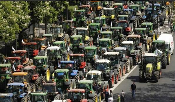 carrusel's tweet photo. Hoy es la copa francesa y los aficionados del Guingamp, muchos agricultores, han ido en tractor al estadio de París http://t.co/JVSr6sNd6Z