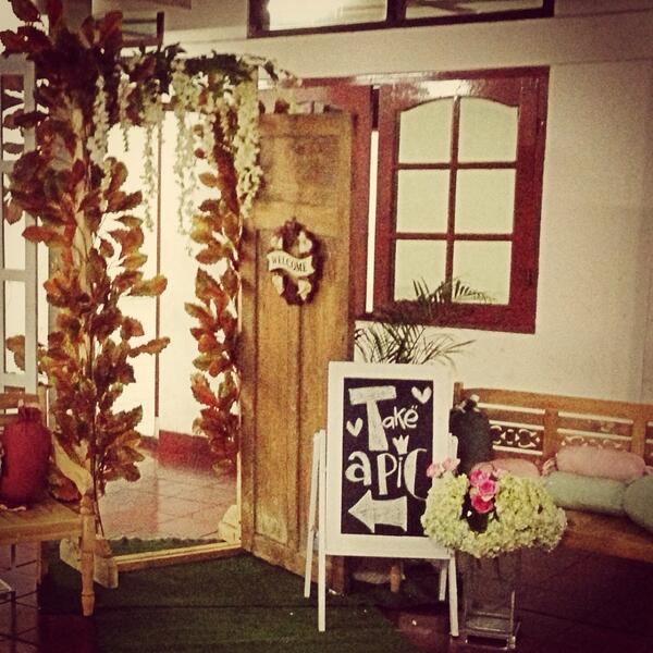 twistisyou's tweet photo. #LateReport from #PutiEvan #VintageChic wedding in SeskoAD Bandung :)) Congrats darlings! http://t.co/WbkHUomHDN