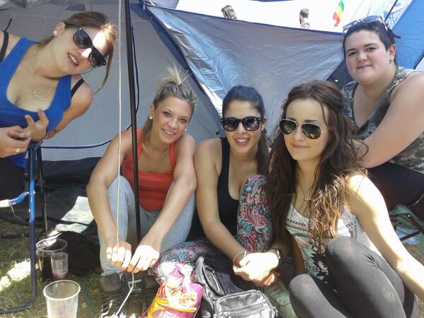 nuriatara's tweet photo. Finde de viña con @sonialozano93 @maritereta #vito http://t.co/x749nEwNRE