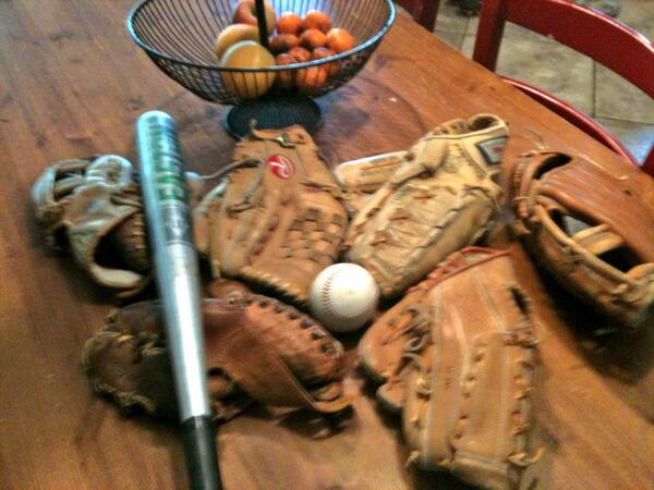 DjdillygDylan's tweet photo. Helped some people move their house and look at the sweet baseball gear I found! @Garthyboycahill http://t.co/oojleAEnVG