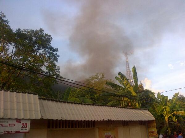 warsono_ingkang's tweet photo. Terjadi kebakaran disekolah SMP Negri 200. Rorotan,cilincing jakarta-utara http://t.co/zAIT3UZ5Ua