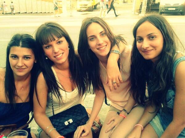 AndreaCamacho91's tweet photo. Una buena dósis de ellas nunca viene nada mal! ♥ @NuriaMartinn @Alee_CerveraP @Mariaamelchor #ChicasdeOro http://t.co/2mEPBHO8Lr