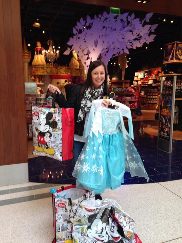 teresawhitfield's tweet photo. @DisneyStore thank you Bromley,got Elsa dress this morning #veryhappy6yearold amazing customer service! #soldoutnow http://t.co/hnKgCznJr6