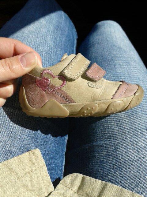 Wie heeft het andere schoentje van mijn dochtertje gevonden? Verloren tussen formido en visserijschool. RT PLEASE!