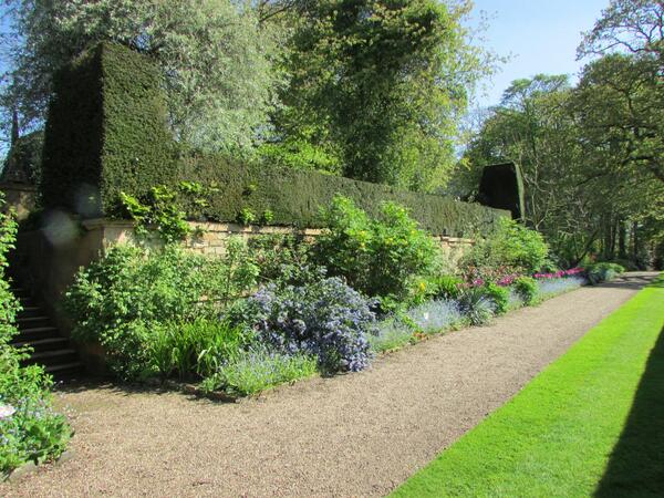 RenishawHallG's tweet photo. The gardens are looking amazing in the sun ready for the Bank Holiday weekend. http://t.co/fuUqurWytb