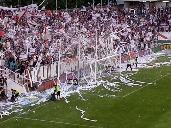 Julen_Iza's tweet photo. Menudo espectáculo los Bukaneros. Sin parar de animar en todo el partido. http://t.co/XVTw9SfqON