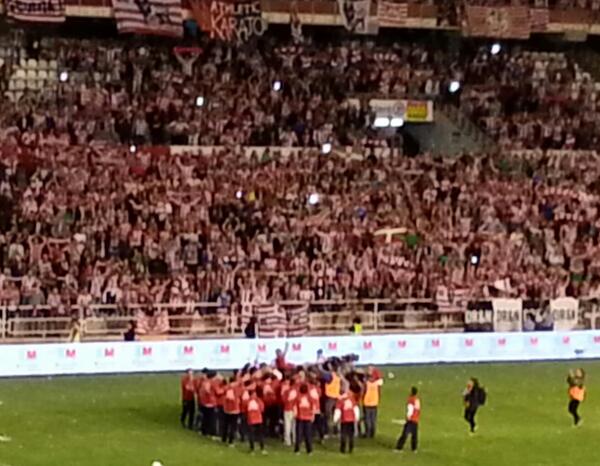 Julen_Iza's tweet photo. Manteo a nuestro gran capitán. Aupa Gurpe!!! http://t.co/nT8LiQoRAo