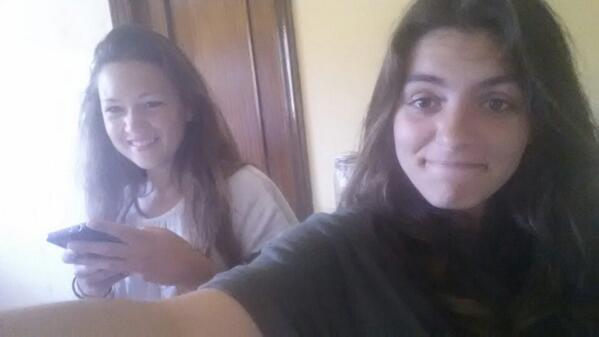 adanher's tweet photo. mis niñas guapas @Leyrealdama #clauu http://t.co/PyWRgTQ0gw
