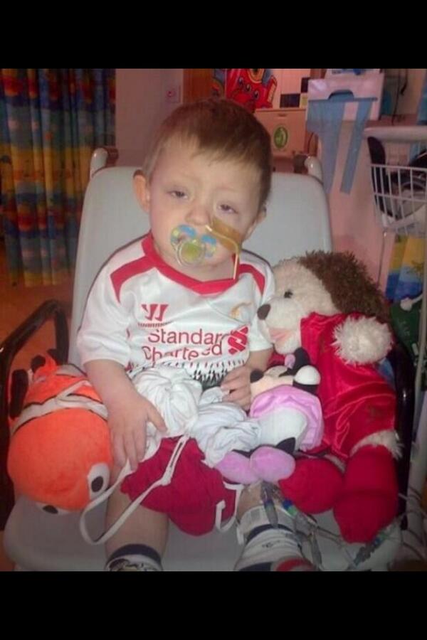 grande15_ariana's tweet photo. This young boy id suffering from cancer, if u dont RT u have no heart :( http://t.co/NgCAyBtwgp