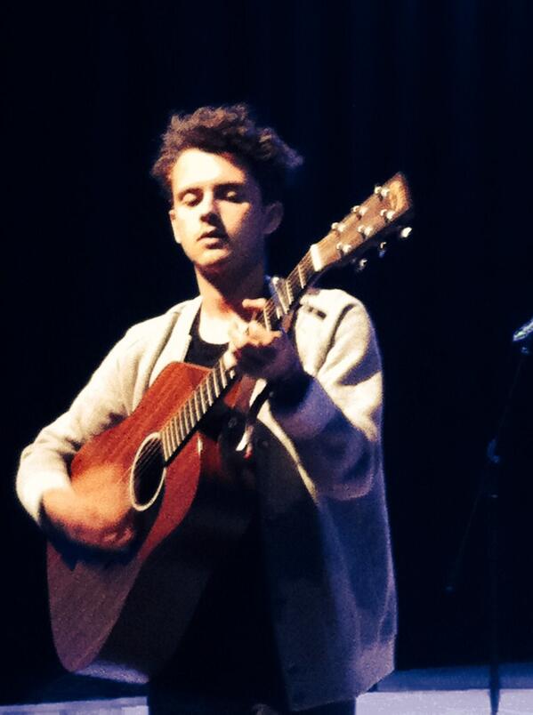 Leeds_LiveLocal's tweet photo. @CharlieStraw1 kicking things off for @liveatleedsfest. @ThisIsLSR. http://t.co/ycKVP5R652