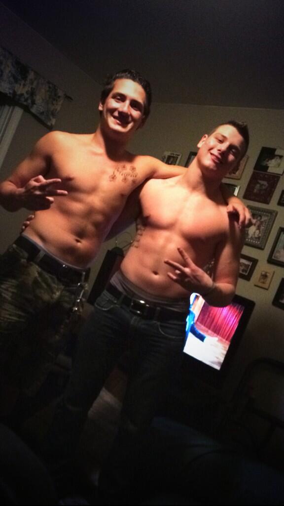 Keoni6969's tweet image. Well last night was actually pretty fun lol. #boys4life #bestfriend @marianoburgos9