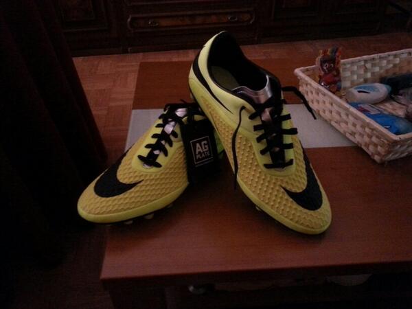 FernandoTerleir's tweet photo. Preparado para el partido del churrasco de esta tarde. Con mis nuevas armas.Vamos botines tardad en romperos!!! http://t.co/3Iy9RcPjFX