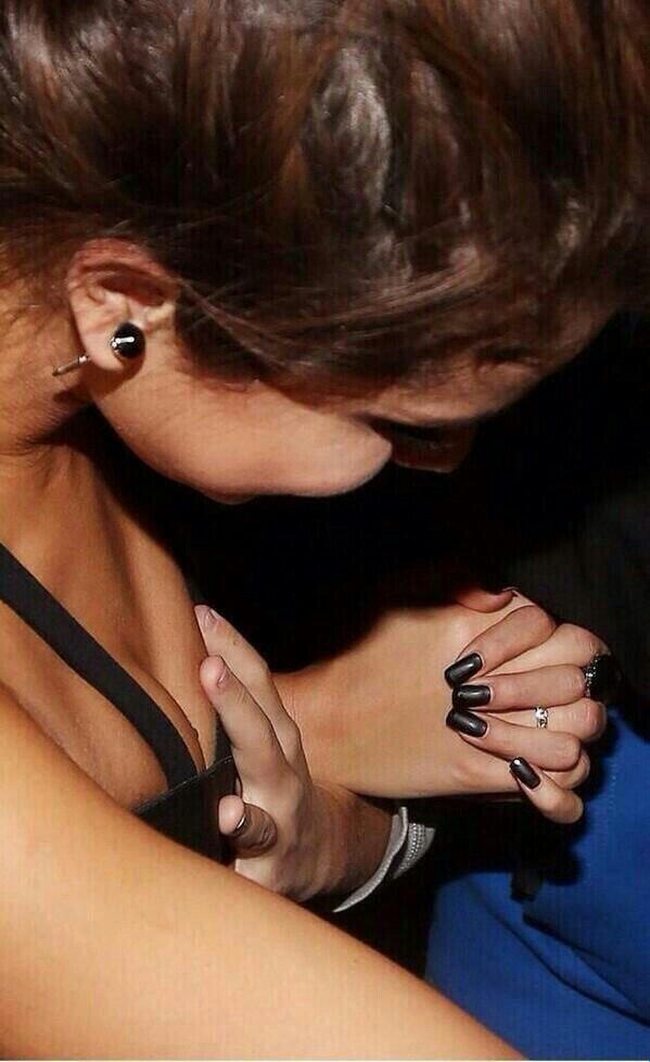 _selenallgdr's tweet photo. la mano curiosa hahaaha http://t.co/meICXTmFX5