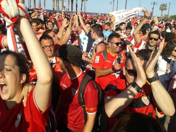 Ralip13's tweet photo. @mirimartin137   Desde Valencia, marea sevillista. Nos vamos pa Turín ;-) http://t.co/iajUpQHJLe