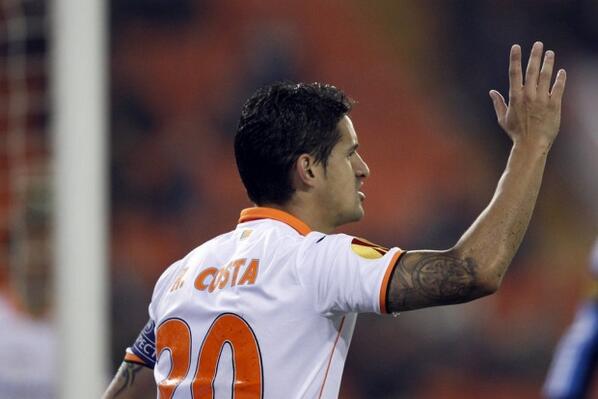 ValenciaCF__'s tweet photo. RT si te sientes orgulloso/a de tener un capitán como @ricos000005 http://t.co/BvwPnBBeWX