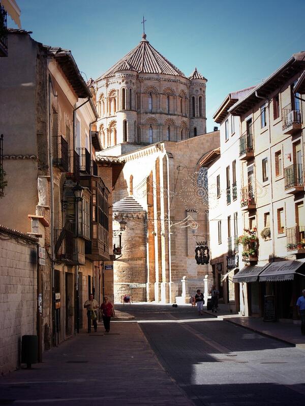 EsQuiNa64's tweet photo. Hay cosas encerradas dentro de los muros que, si salieran a la calle y gritaran, llenarían el mundo.  #Toro #Zamora http://t.co/ljcGbijpLZ