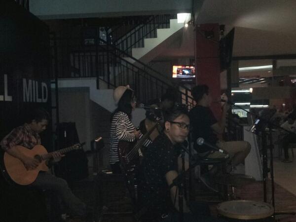 SSWMofficial's tweet photo. Ayeee yee.. ayee yee.. RT @BCCRaflesiaYGY: Masih seru dan masih rame, sambil liat bolaaaaaa @SSWMofficial http://t.co/Xoil23ryru
