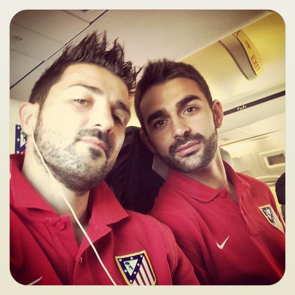 adrian7oficial's tweet photo. Puxa! "@Guaje7Villa: Con mi paisano @adrian7oficial http://t.co/blFpw4CtNQ"