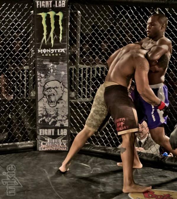 Alphaone32's tweet image. Alpha One Fightwear sponsored fighter Derrick brown locking in guoillotine on opponent.