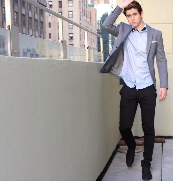 Nashgrier's tweet photo. ✌️ http://t.co/Ox9bduZ9sb