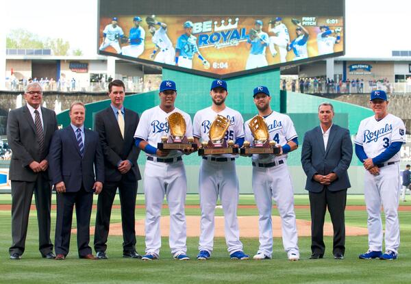 Royals's tweet photo. Prior to the game, #Royals Gold Glove winners @SalvadorPerez15, @TheRealHos35 , and Alex Gordon were honored. http://t.co/IfwBbc0dOa