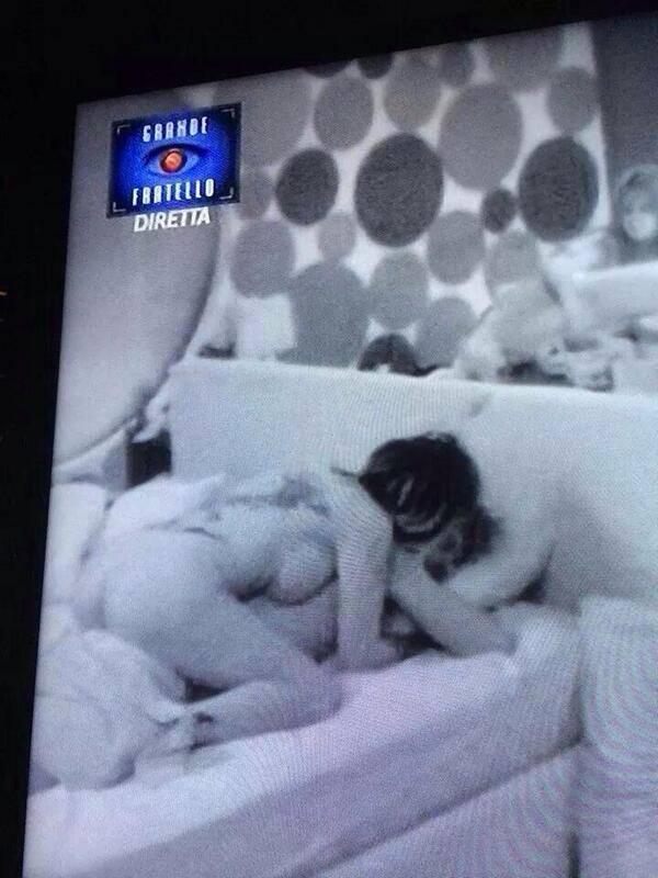 BITCHYFit's tweet photo. #AngelaGF completamente nuda fa sesso con #FabioGF al #GF13 (foto--> http://t.co/9AxavtffrK ) http://t.co/dXw2qExmYw