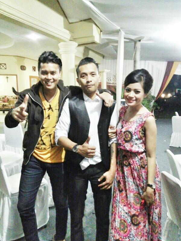 larrysetiabudi's tweet photo. Tq man... hahah.singa boys 
"@andrasupit: Happy wedding @larrysetiabudi GBU man !!! http://t.co/TvsXMtu0L1"