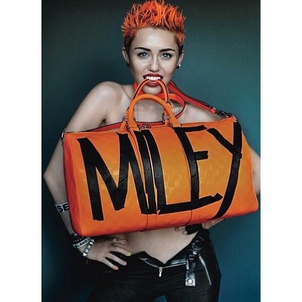 AislingNM's tweet image. That girl is such a fake ginge #teamginge #selfie ift.tt/1nex56c