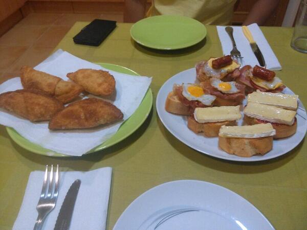 NoeliaGarciaRdn's tweet photo. Cenita con lo que yo más quiero!! http://t.co/4QZBs234iY